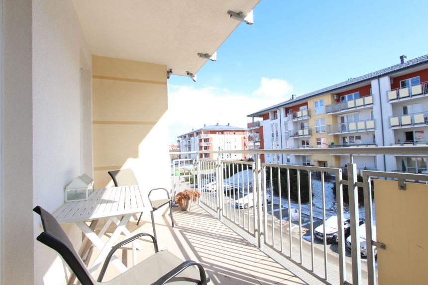 Salon z aneksem kuchennym, duży balkon + piwnica+miejsce parkingowe w hali miniaturka 9