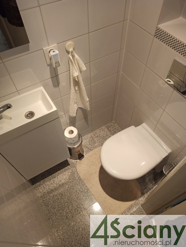 Ciche w zadbanej kamienicy. miniaturka 6
