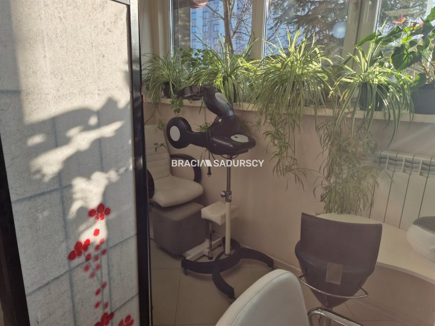 Działający fryzjer odstąpi lokal 64m2 miniaturka 3