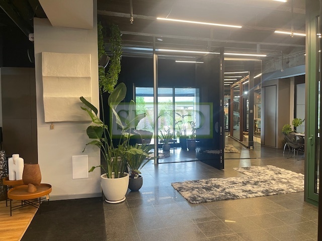 Showroom ,otwarta przestrzeń,przy wejściu ,ochrona miniaturka 4