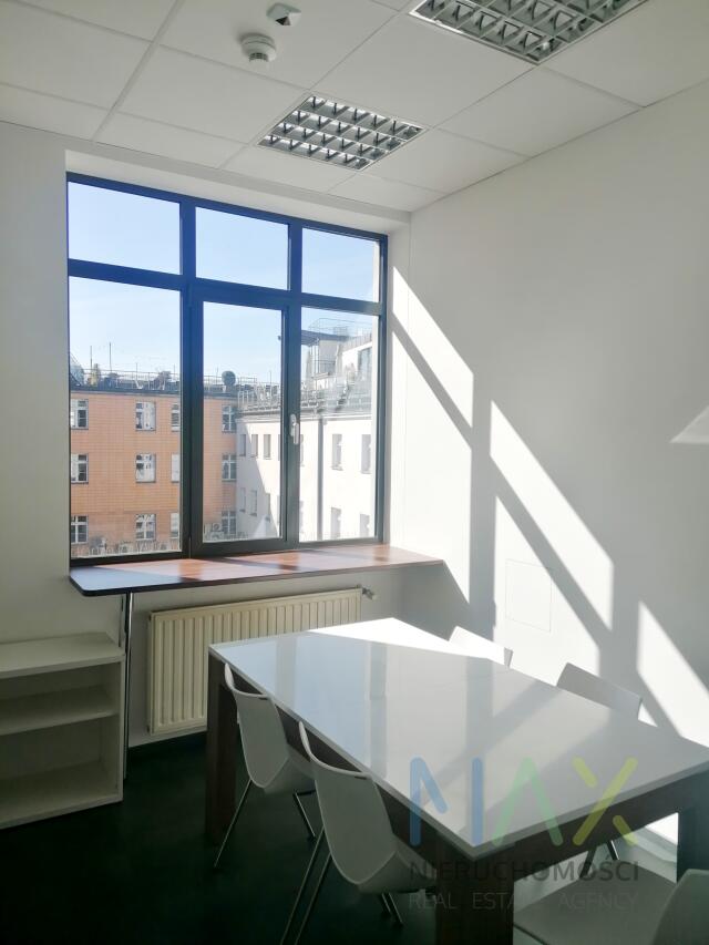 Jasna przestrzeń w nowoczesnym biurowcu w Centrum miniaturka 5