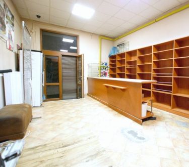 Lokal parterowy w Centrum, 2 wejścia, parking