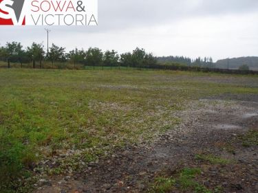 Utwardzona działka  pod bazę transportową.