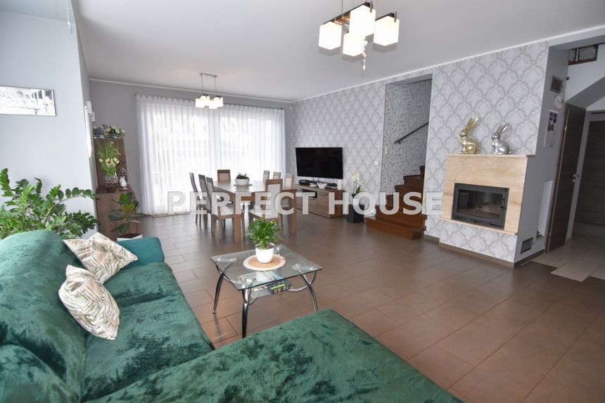 WOLNOSTOJĄCY Z APARTAMENTEM blisko PST i CENTRUM - zdjęcie 1