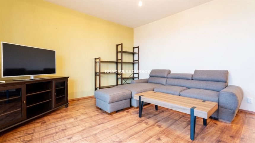 2pok z dużym balkonem i miejscem postojowym. miniaturka 3