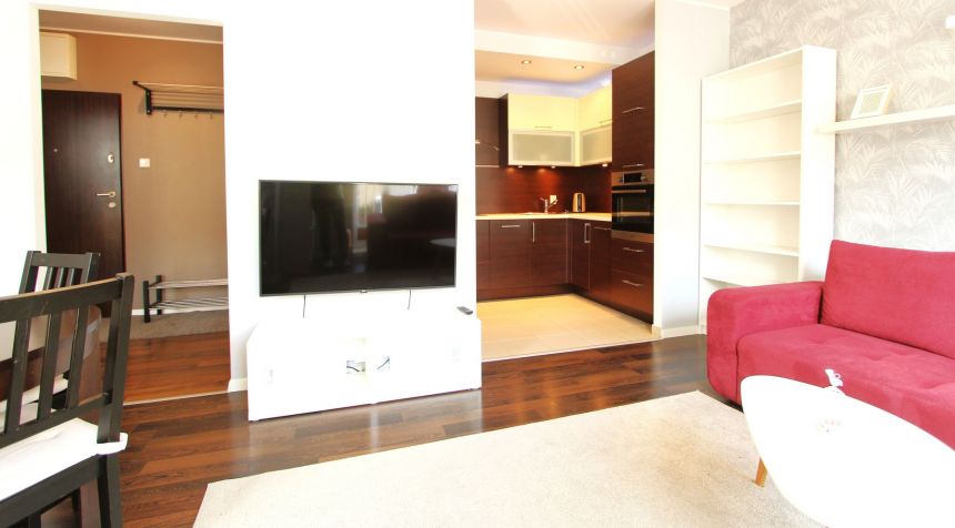Salon z aneksem kuchennym, duży balkon + piwnica+miejsce parkingowe w hali miniaturka 3
