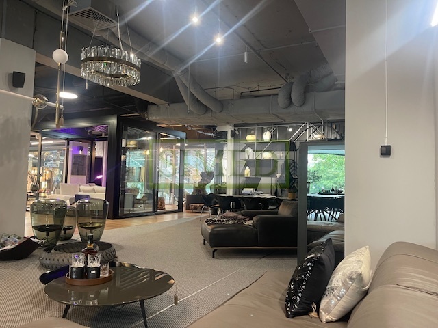 Showroom ,otwarta przestrzeń,przy wejściu ,ochrona miniaturka 6
