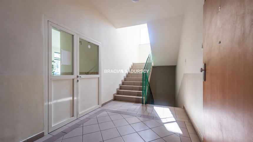 Wygodna kawalerka w apartamentowcu. miniaturka 11