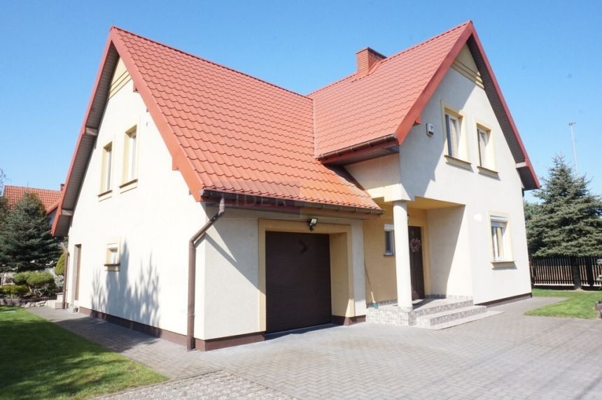 Wolnostojący w pięknym ogrodzie miniaturka 5