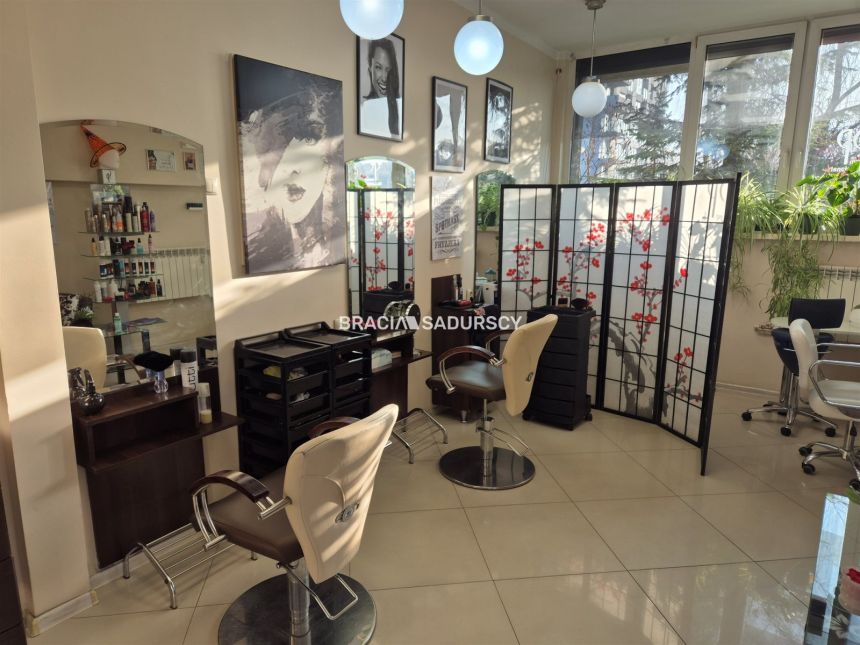 Działający fryzjer odstąpi lokal 64m2 - zdjęcie 1