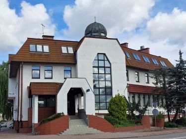 Budynek biurowy obejmujący lokal użytkowy i 3 lokale mieszkalne