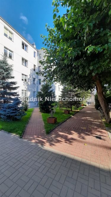 Studio w kamienicy przy METRZE