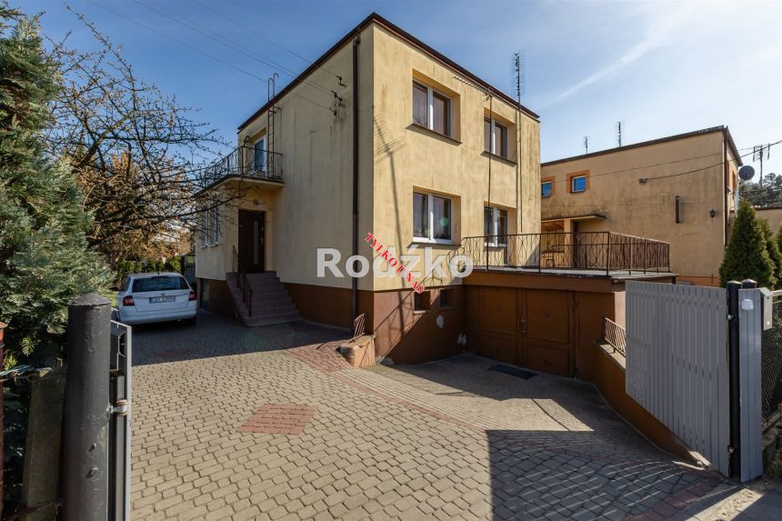 Dom z fotowoltaiką w centrum Białych Błót. - zdjęcie 1