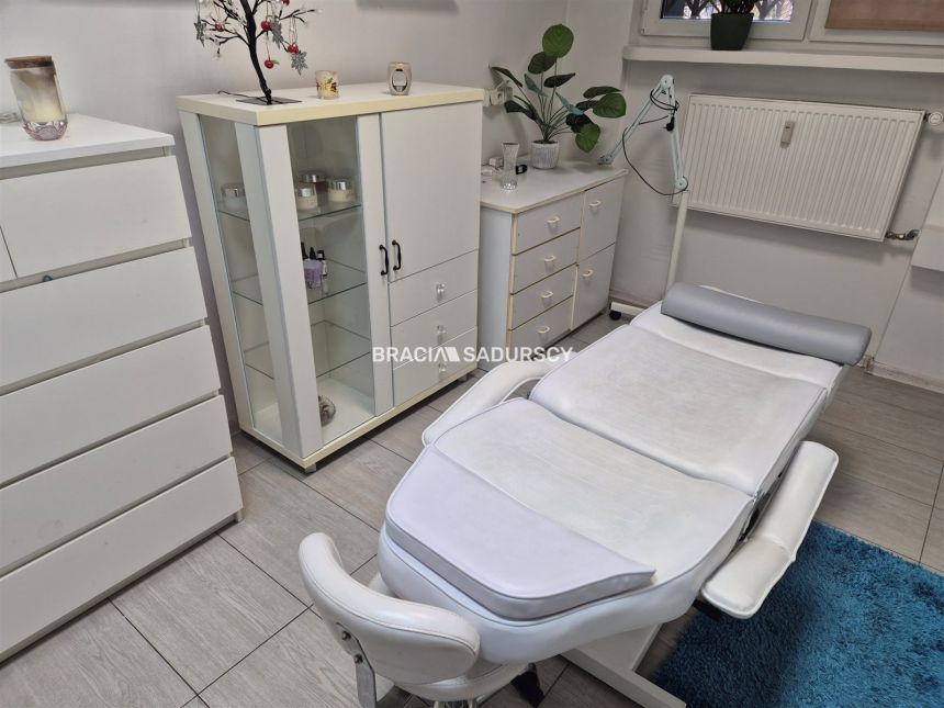 Działający fryzjer odstąpi lokal 64m2 miniaturka 5