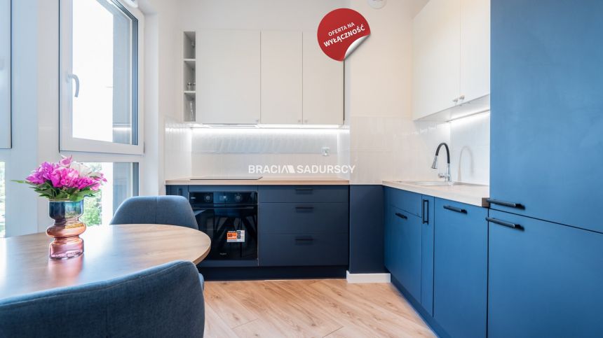 Jasna i wygodna kawalerka w apartamentowcu - zdjęcie 1
