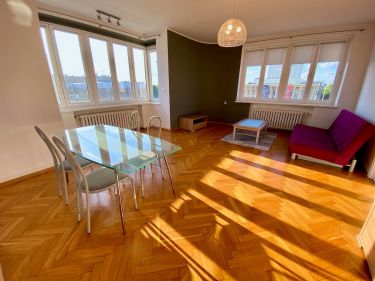 Narutowicza, przestrzeń i panorama Łodzi za oknem