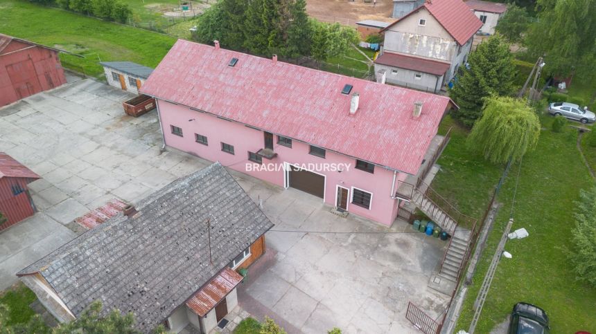 Domek z budynkiem usługowo-produkcyjnym i halą - zdjęcie 1