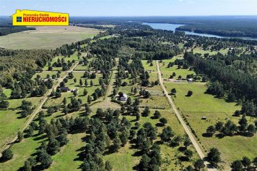 Działka nad jeziorem. Prąd, wodociąg, plaża.