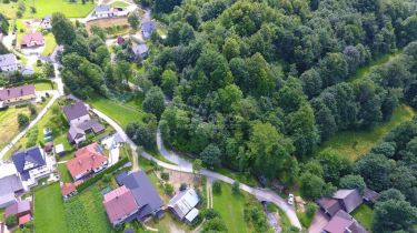 Działka budowlana nad strumykiem pod lasem