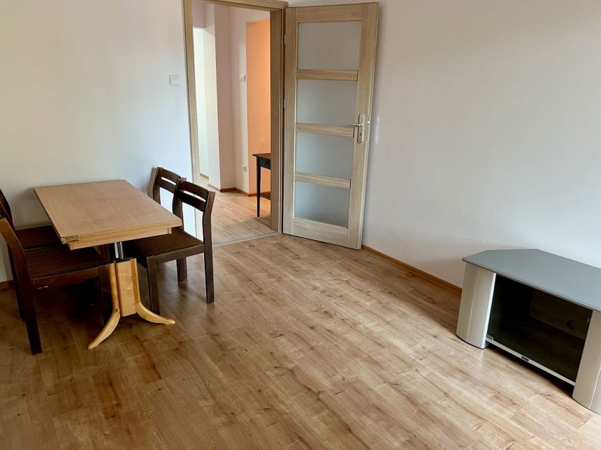 Ulica Ciasna, trzy samodzielne pokoje po remoncie miniaturka 18