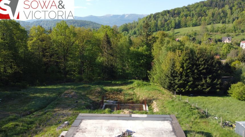 Działka z rozpoczętą budową z widokiem na góry miniaturka 11