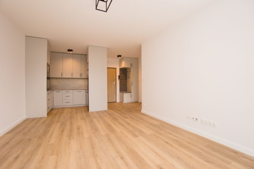 Apartament 2 pokojowy z parkingiem i komórką miniaturka 4