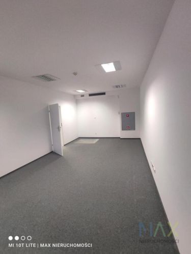 2 pokojowy lokal w biurowcu na parterze