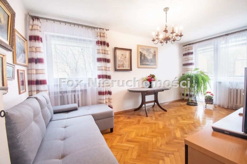 Zadbane 2 pokoje z balkonem w niskim bloku - zdjęcie 1
