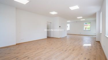 Lokal usługowy z miejscami parkingowymi