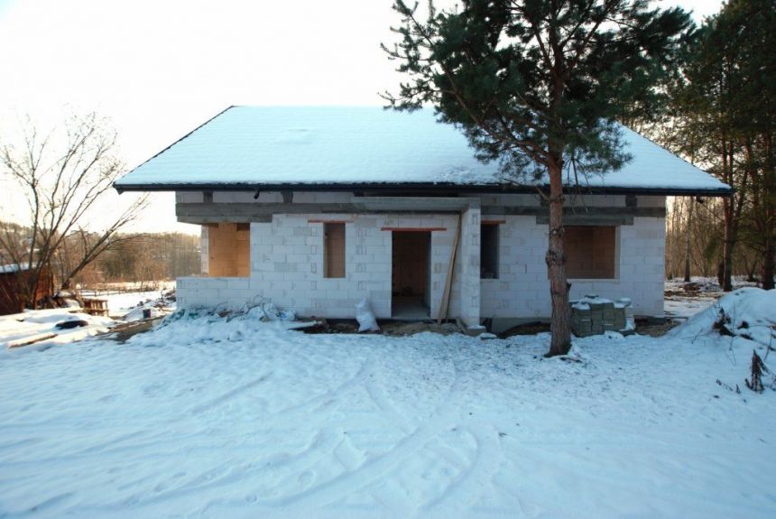 Dom w stanie surowym w pięknej, zielonej okolicy miniaturka 2