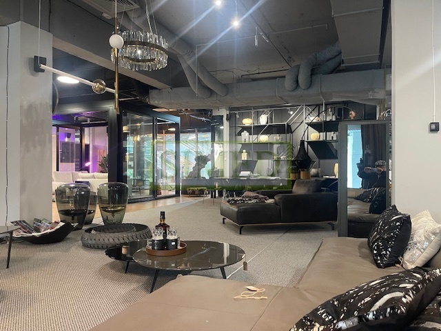 Showroom ,otwarta przestrzeń,przy wejściu ,ochrona miniaturka 7