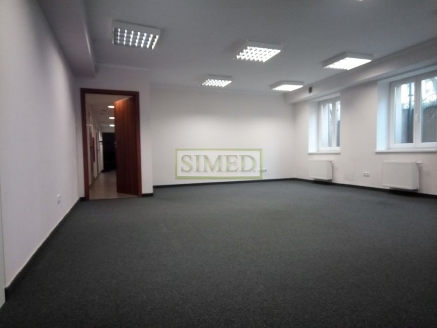 Zabytkowa kamienicarecepcja,dostęp24h,niski parter miniaturka 2
