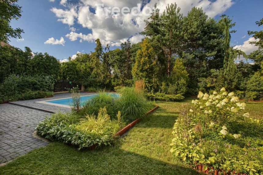 Przestronny dom z basenem i pięknym ogrodem miniaturka 2