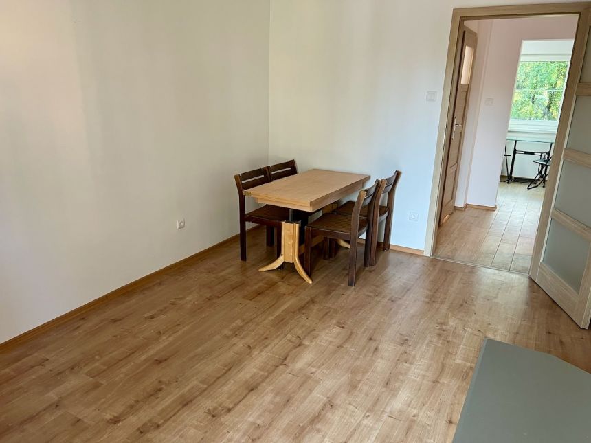 Ulica Ciasna, trzy samodzielne pokoje po remoncie miniaturka 19