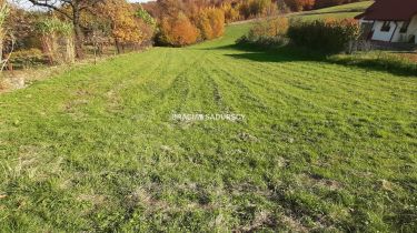 Działka położona jest we wsi Komorniki.