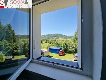 Ogródek, garaż, zieleń, górski widok