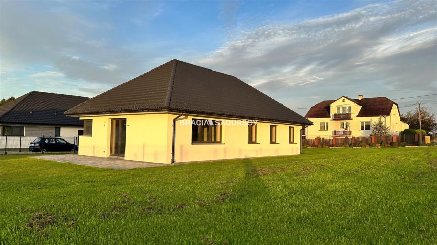 Dom parterowy z garażem i dużym ogrodem miniaturka 11