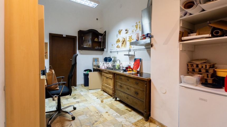 Centrum Krakowa. Lokal na parterze. miniaturka 9