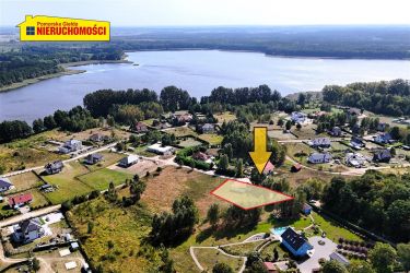 Zabudowana działka blisko jeziora i plaży.