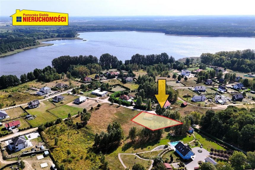 Zabudowana działka blisko jeziora i plaży. - zdjęcie 1