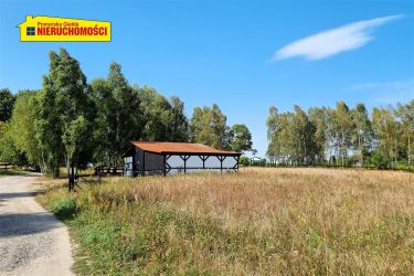 Zabudowana działka blisko jeziora i plaży.