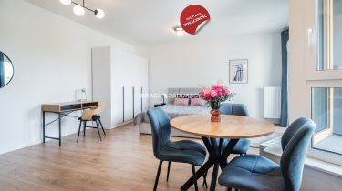 Jasny i wygodny apartament z balkonem i parkingiem