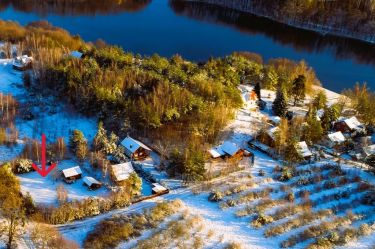 Działka nad jeziorem z domkiem i altaną grillową