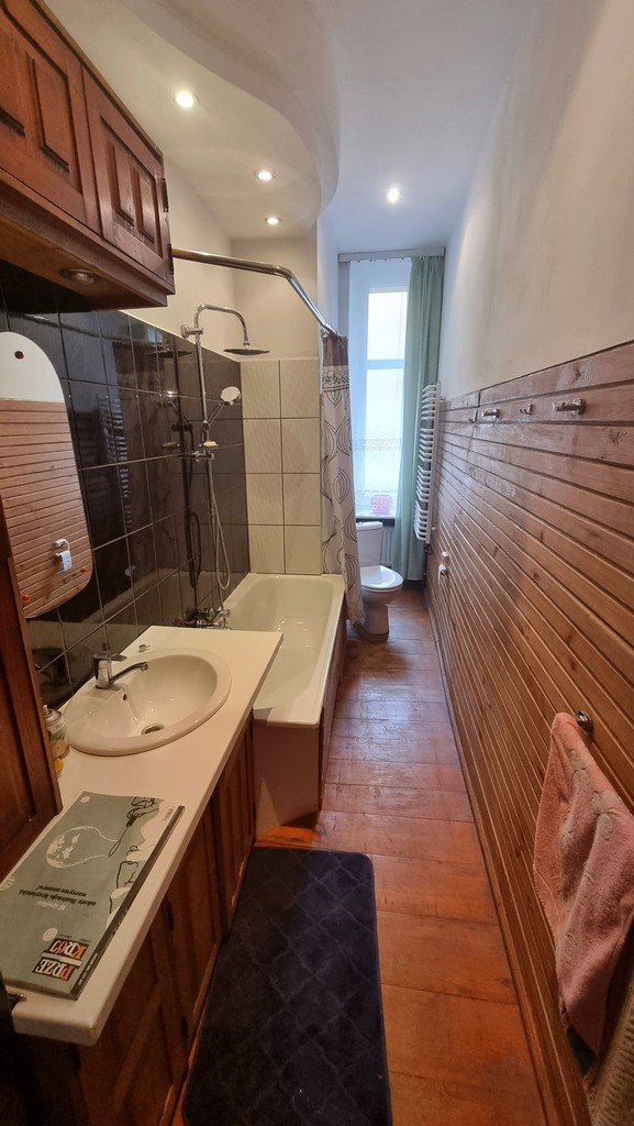 odrestaurowana kamienica, I piętro, balkon miniaturka 5