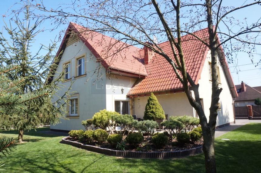Wolnostojący w pięknym ogrodzie miniaturka 2