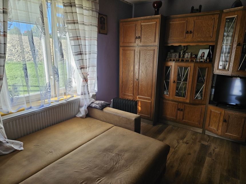 Dom W miejscowości Moszczenica, z działką 10 ar. miniaturka 7