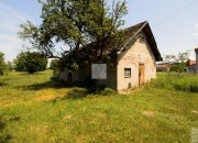Duża działka z drewnianym domkiem i budynkiem gosp miniaturka 1