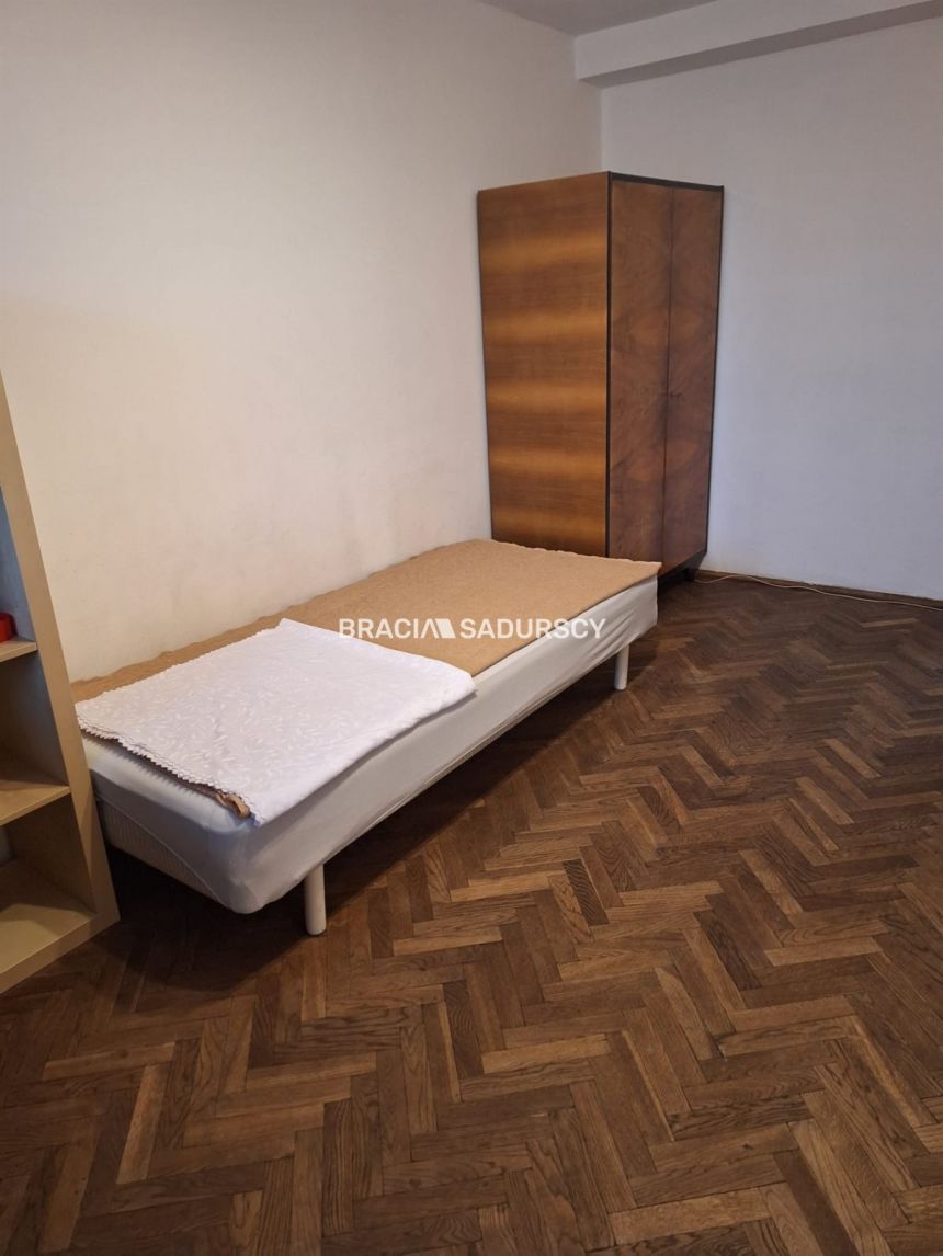 2-pok, ul. Królewska, parking dla mieszkańców miniaturka 18