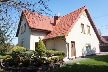 Wolnostojący w pięknym ogrodzie