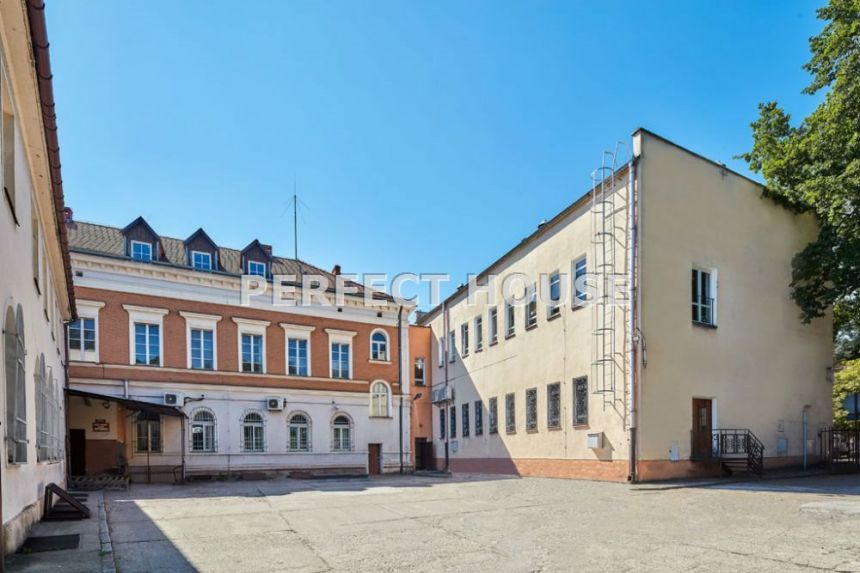 Zabytkowy budynek z dziedzińcem i parkingiem miniaturka 6